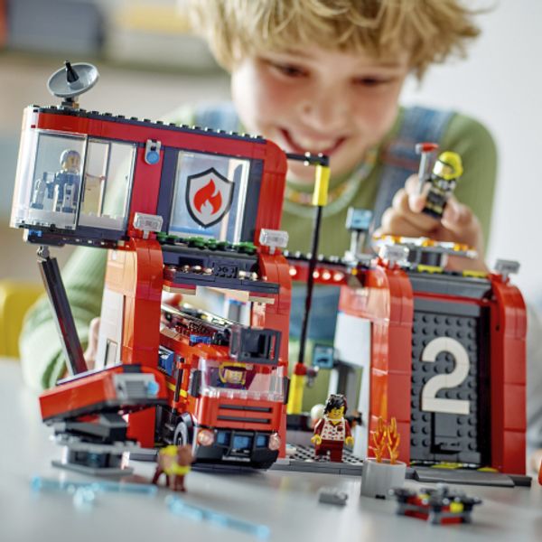 LEGO® City Brannstasjon med brannbil - 843 deler