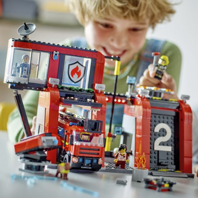Hovedbilde LEGO® City Brannstasjon med brannbil - 843 deler