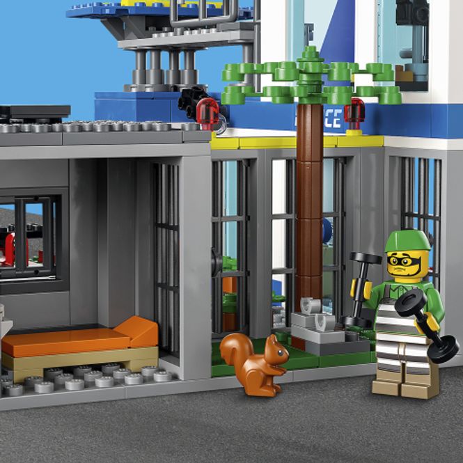 Hovedbilde LEGO® City Politistasjon - 668 deler
