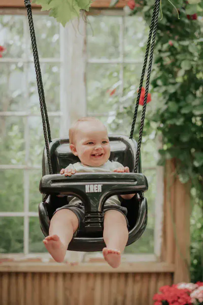 KREA Huske med høy rygg – Svart plast